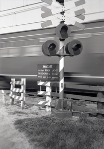167631 Afbeelding van een AKI (Automatische Knipperlicht Installatie) bij de spoorwegovergang in de spoorlijn ...